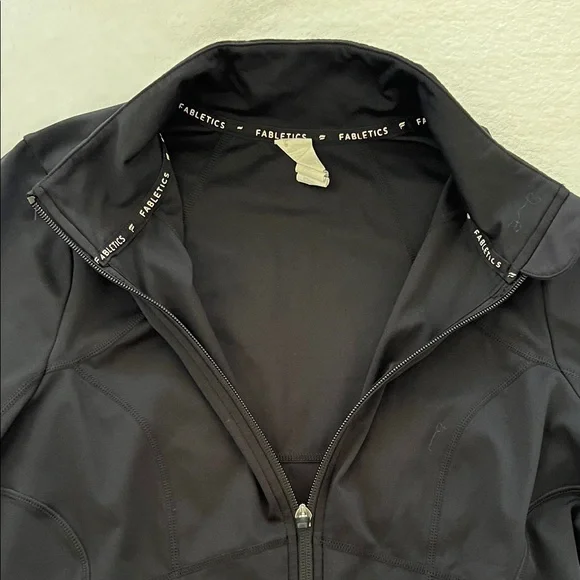 NWOT Fabletics Perfect Storm Cropped Train Jacket, Black - Size L - Picture 5 of 5